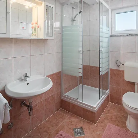 1 Bedroom Beautiful In Apartment *