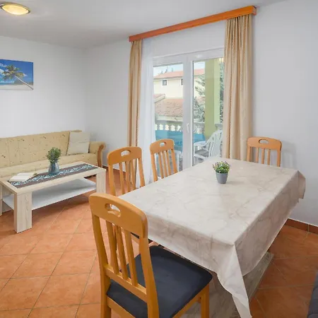 1 Bedroom Beautiful In Apartment Porec