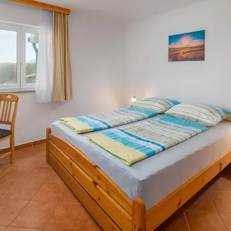 1 Bedroom Beautiful In Apartment Porec